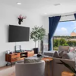 Holiday home Luxury Riverview Walk To Broadway With Garage And Patio *