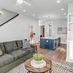 2 Townhomes - Sleeps 24-rooftop Patios Holiday home *