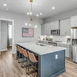 2 Townhomes - Sleeps 24-rooftop Patios Holiday home *