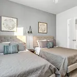 Holiday home 2 Townhomes - Sleeps 24-rooftop Patios *