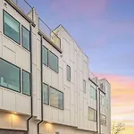 Holiday home 2 Townhomes - Sleeps 24-rooftop Patios