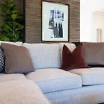 Holiday home Modern Stunner 5 Min To Dt Hot Tub Rooftop Views