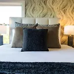 Modern Stunner 5 Min To Dt Hot Tub Rooftop Views Holiday home *