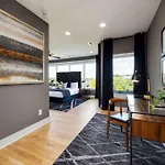 Modern Stunner 5 Min To Dt Hot Tub Rooftop Views Holiday home