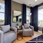 Modern Stunner 5 Min To Dt Hot Tub Rooftop Views Holiday home *