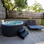 Modern Stunner 5 Min To Dt Hot Tub Rooftop Views Holiday home *