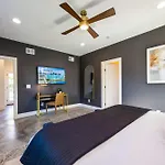 Modern Stunner 5 Min To Dt Hot Tub Rooftop Views Holiday home