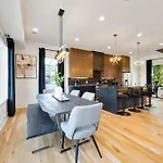 Modern Stunner 5 Min To Dt Hot Tub Rooftop Views Holiday home *