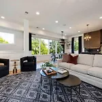 Modern Stunner 5 Min To Dt Hot Tub Rooftop Views Holiday home Nashville