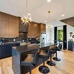 Holiday home Modern Stunner 5 Min To Dt Hot Tub Rooftop Views *