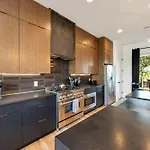 Holiday home Modern Stunner 5 Min To Dt Hot Tub Rooftop Views