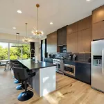 Modern Stunner 5 Min To Dt Hot Tub Rooftop Views Holiday home