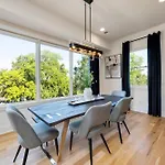Modern Stunner 5 Min To Dt Hot Tub Rooftop Views Holiday home Nashville