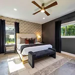 Holiday home Modern Stunner 5 Min To Dt Hot Tub Rooftop Views Nashville