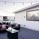 Songbird - Sleeps 16 - Two Rooftops With View Holiday home Nashville