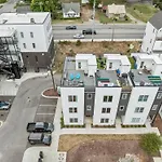 Holiday home Townhouse With Rooftop & Modern Comfort *