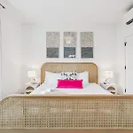 Holiday home Townhouse With Rooftop & Modern Comfort *