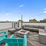 Townhouse With Rooftop & Modern Comfort Holiday home *