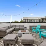 Townhouse With Rooftop & Modern Comfort Holiday home