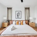 Townhouse With Rooftop & Modern Comfort Holiday home