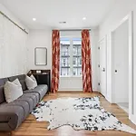 Townhouse With Rooftop & Modern Comfort *