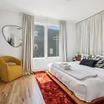 Holiday home Townhouse With Rooftop & Modern Comfort *