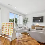 Townhouse With Rooftop & Modern Comfort Holiday home