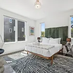 Townhouse With Rooftop & Modern Comfort *