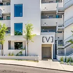 Luxury 2-bd, 2-bth Downtown Riverfront, Park Free *
