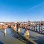 Luxury 2-bd, 2-bth Downtown Riverfront, Park Free Holiday home