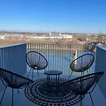 Luxury 2-bd, 2-bth Downtown Riverfront, Park Free Holiday home *