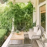 Historic Gem: 4 Bedroom With Pool, Walk To Hotspots Holiday home Nashville