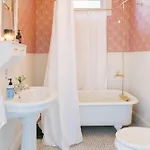 Holiday home Historic Gem: 4 Bedroom With Pool, Walk To Hotspots *