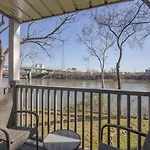 Holiday home Riverfront Retreat-near Broadway, Pool, Park Free Nashville