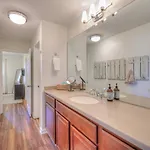 Riverfront Retreat-near Broadway, Pool, Park Free Holiday home *