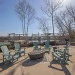 Holiday home Riverfront Retreat-near Broadway, Pool, Park Free Nashville