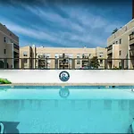 Riverfront Retreat-near Broadway, Pool, Park Free Holiday home