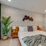 Luxury 2-bd, 2-bth Downtown Riverfront, Park Free