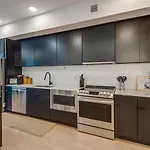 Luxury 2-bd, 2-bth Downtown Riverfront, Park Free Holiday home Nashville