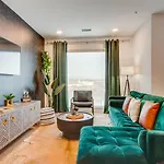 Luxury 2-bd, 2-bth Downtown Riverfront, Park Free *