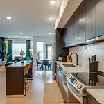 Luxury 2-bd, 2-bth Downtown Riverfront, Park Free