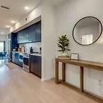 Luxury 2-bd, 2-bth Downtown Riverfront, Park Free *