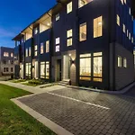 Sleeps 16 2 Modern Townhomes Minutes To Broadway Lischey 98 Degrees By Avantstay