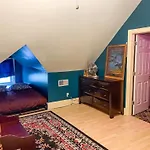 Eclectic Pet Friendly In East Holiday home