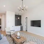 Holiday home 4 Bdr For 12 W Rooftop Deck & Firepit *