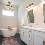 Holiday home 4 Bdr For 12 W Rooftop Deck & Firepit *