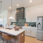 Holiday home 4 Bdr For 12 W Rooftop Deck & Firepit *