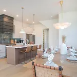 Holiday home 4 Bdr For 12 W Rooftop Deck & Firepit *
