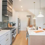 Holiday home 4 Bdr For 12 W Rooftop Deck & Firepit