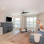 Holiday home 4 Bdr For 12 W Rooftop Deck & Firepit *